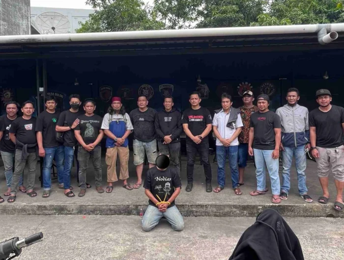 Tim gabungan dari Unit Resmob Polda Sulsel, Jatanras Polrestabes Makassar dan Polsek Rappocini saat mengamankan terduga pelaku pembunuhan terhadap seorang wanita di Makassar. (Ist)