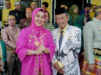 Bupati Barru Andi Ina Kartika Sari bersama Ketua PGRI Barru H. Abdullah Tintjo saat upacara Hardiknas 2026 di Kantor Dinas Pendidikan Barru