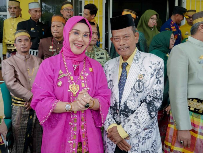 Bupati Barru Andi Ina Kartika Sari bersama Ketua PGRI Barru H. Abdullah Tintjo saat upacara Hardiknas 2026 di Kantor Dinas Pendidikan Barru