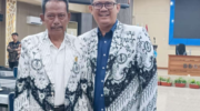 Ketua PGRI Barru H. Abdullah Tintjo, S.Pd.,M.Pd (kiri) bersama Ketua PGRI Sulsel Prof Hasnawi Haris.