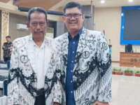 Ketua PGRI Barru H. Abdullah Tintjo, S.Pd.,M.Pd (kiri) bersama Ketua PGRI Sulsel Prof Hasnawi Haris.