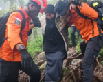 Tim SAR Gabungan melakukan proses evakuasi dua pendaki perempuan yang mengalami kondisi darurat di Gunung Bulubaria, Kabupaten Gowa.