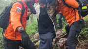 Tim SAR Gabungan melakukan proses evakuasi dua pendaki perempuan yang mengalami kondisi darurat di Gunung Bulubaria, Kabupaten Gowa.