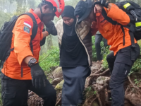 Tim SAR Gabungan melakukan proses evakuasi dua pendaki perempuan yang mengalami kondisi darurat di Gunung Bulubaria, Kabupaten Gowa.