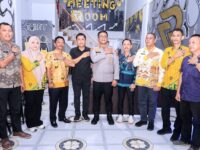 Kapolres Barru bersama para camat menggelar forum diskusi kamtibmas di Cafe Razha Barru