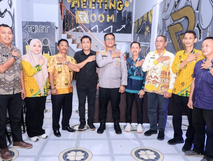 Kapolres Barru bersama para camat menggelar forum diskusi kamtibmas di Cafe Razha Barru