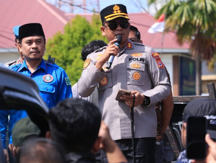 Kapolres Barru memimpin pengamanan aksi buruh May Day di Tugu Payung Barru
