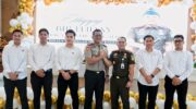 Kapolres Barru memberikan kejutan ulang tahun kepada Kajari Barru di Aula Kejaksaan
