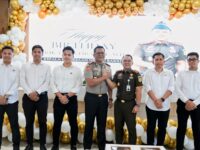 Kapolres Barru memberikan kejutan ulang tahun kepada Kajari Barru di Aula Kejaksaan