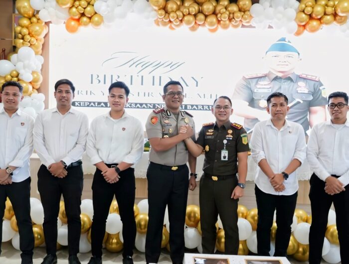 Kapolres Barru memberikan kejutan ulang tahun kepada Kajari Barru di Aula Kejaksaan