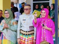 Bupati Barru pada upacara Hardiknas 2026 di Kantor Dinas Pendidikan Barru