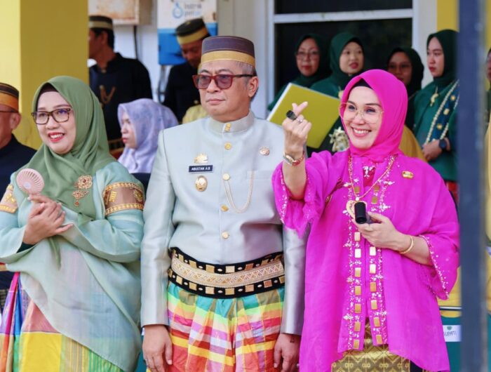Bupati Barru pada upacara Hardiknas 2026 di Kantor Dinas Pendidikan Barru