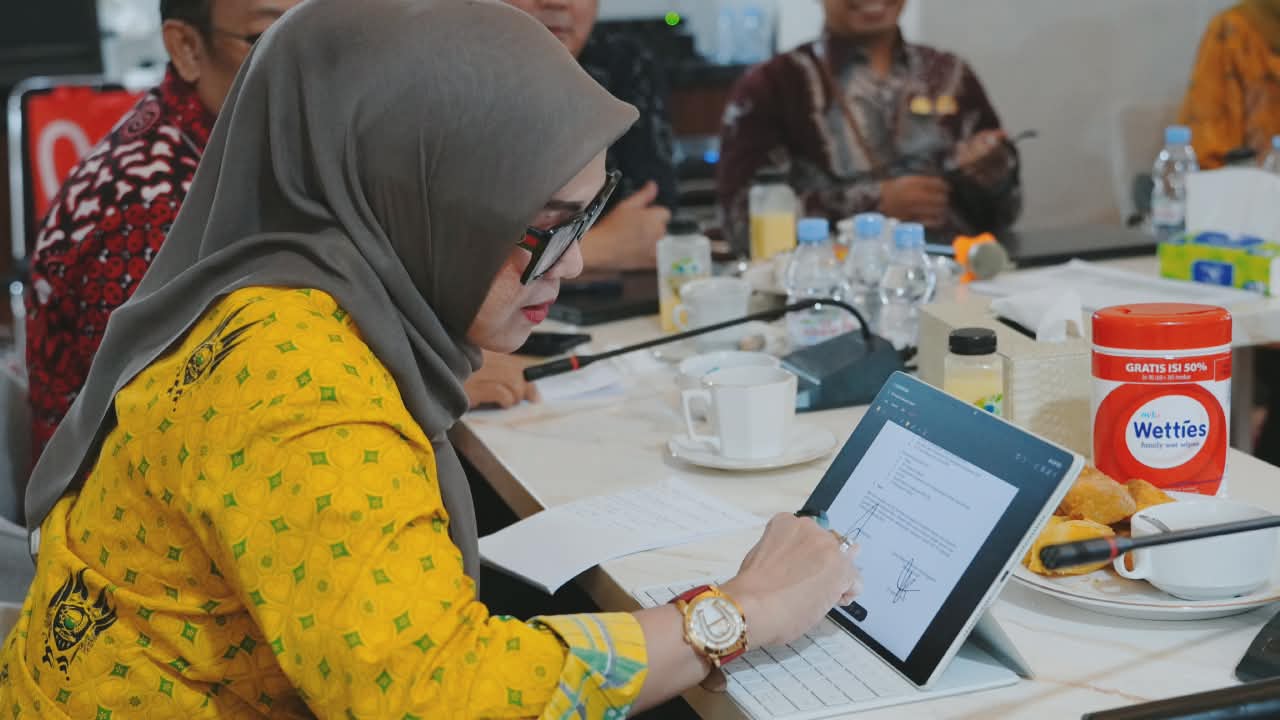 Bupati Barru Andi Ina Kartika Sari memaparkan penerapan manajemen talenta ASN di hadapan jajaran BKN RI di Makassar
