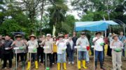 Bupati Barru bersama tim Unhas dan petani melakukan tanam bersama bibit jagung unggul JJ UH 01 di Desa Galung Kabupaten Barru