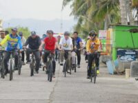 Bupati Barru Andi Ina Kartika Sari bersepeda bersama warga saat kegiatan Car Free Day