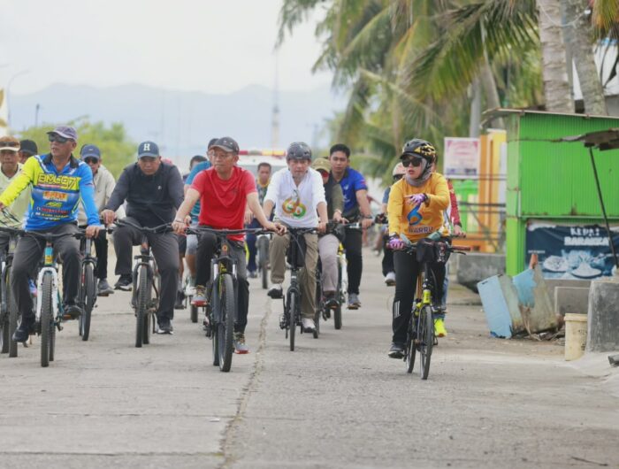 Bupati Barru Andi Ina Kartika Sari bersepeda bersama warga saat kegiatan Car Free Day