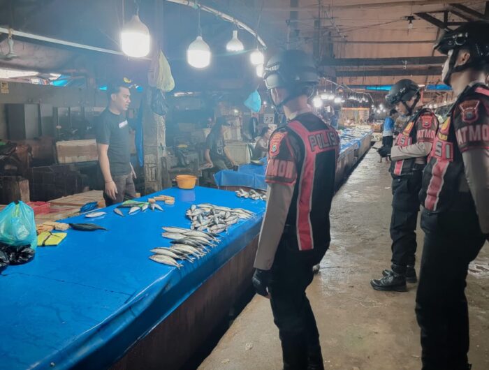 Personel Sat Samapta Polres Barru melaksanakan patroli preventif di kawasan pusat aktivitas masyarakat Kabupaten Barru