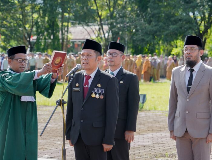 Bupati Barru Andi Ina Kartika Sari melantik Andi Syarifuddin sebagai Sekretaris Daerah definitif Kabupaten Barru di Halaman Kantor Bupati Barru.