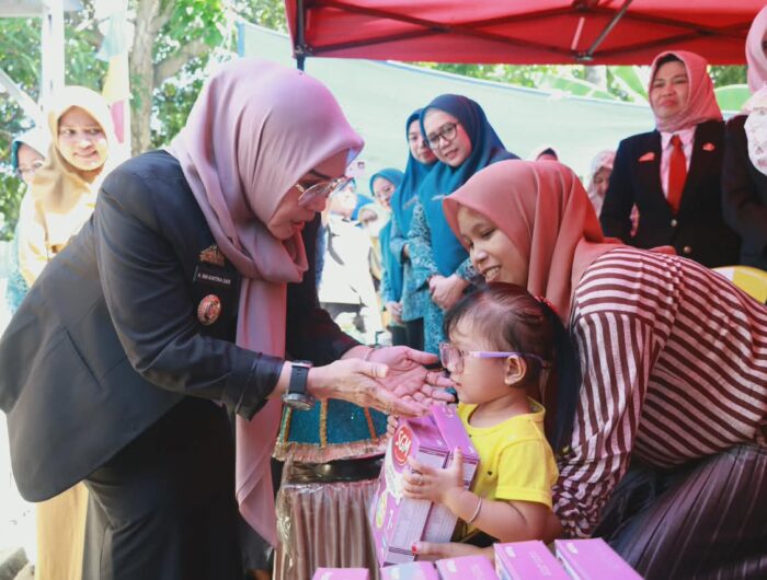 Bupati Barru Andi Ina Kartika Sari menghadiri launching Program Pencegahan dan Percepatan Penurunan Stunting Posyandu Menira di Desa Lawallu Kabupaten Barru.