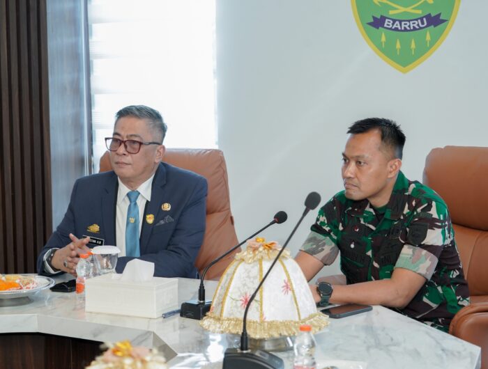 Wakil Bupati Barru Abustan A Bintang mengikuti video conference penyusunan dokumen strategis pertahanan wilayah terkait pembangunan Yonif TP Kodam XIV Hasanuddin di MPP Barru.