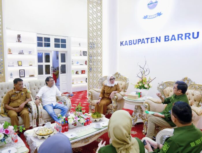 Bupati Barru Andi Ina Kartika Sari menerima audiensi pengelola KKN Profesi Kesehatan Universitas Hasanuddin di Rumah Jabatan Bupati Barru.