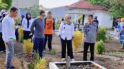 Bupati Barru Andi Ina Kartika Sari memimpin aksi Rabu Bersih bersama ASN dan OPD di kawasan Taman Makam Pahlawan Barru.