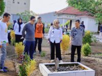 Bupati Barru Andi Ina Kartika Sari memimpin aksi Rabu Bersih bersama ASN dan OPD di kawasan Taman Makam Pahlawan Barru.