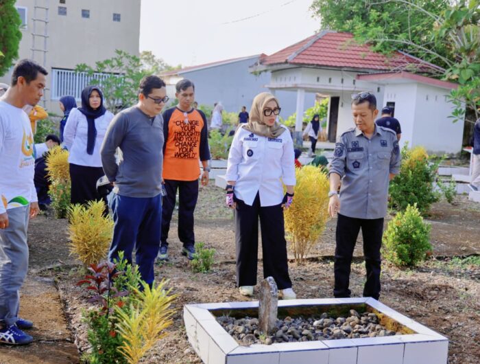 Bupati Barru Andi Ina Kartika Sari memimpin aksi Rabu Bersih bersama ASN dan OPD di kawasan Taman Makam Pahlawan Barru.
