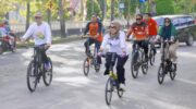 Bupati Barru Andi Ina Kartika Sari memimpin Gerakan Rabu Bersih dan program Bike to Work bersama ASN di Taman Pahlawan Barru.