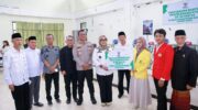 Bupati Barru Andi Ina Kartika Sari menyerahkan bantuan pendidikan Baznas kepada mahasiswa penerima manfaat di Islamic Center Barru.
