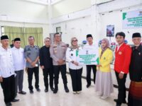 Bupati Barru Andi Ina Kartika Sari menyerahkan bantuan pendidikan Baznas kepada mahasiswa penerima manfaat di Islamic Center Barru.