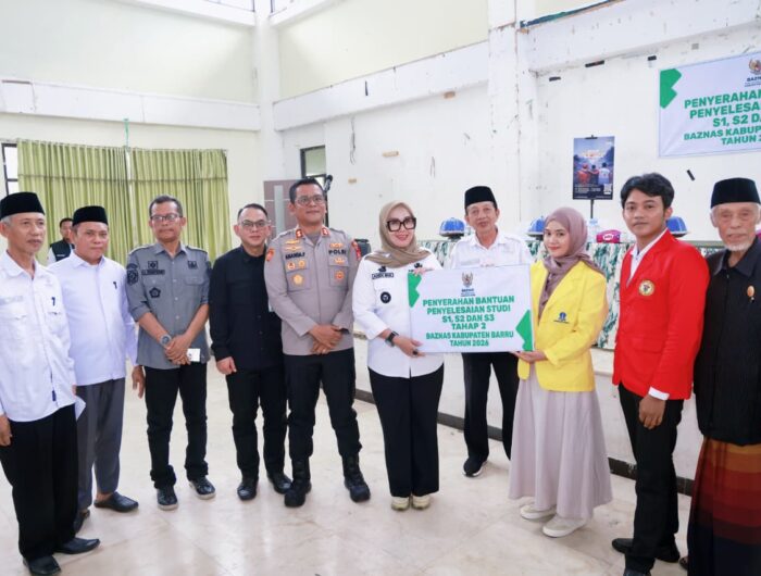 Bupati Barru Andi Ina Kartika Sari menyerahkan bantuan pendidikan Baznas kepada mahasiswa penerima manfaat di Islamic Center Barru.