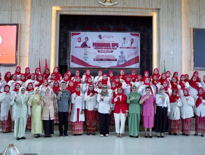 Bupati Barru Andi Ina Kartika Sari menghadiri pelantikan pengurus DPC Perempuan Indonesia Maju Kabupaten Barru di MPP Barru.
