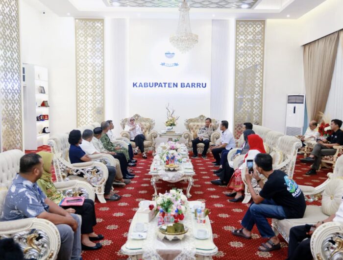 Bupati Barru Andi Ina Kartika Sari bersama jajaran pemerintah dan BRI membahas pengembangan wisata pesisir Desa Batupute di Rumah Jabatan Bupati Barru.