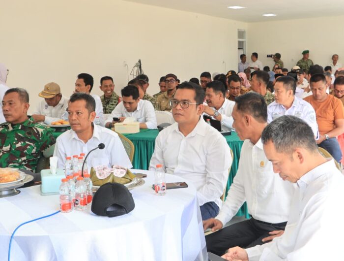 Kapolres Barru AKBP Ananda Fauzi Harahap mengikuti peresmian nasional Koperasi Desa Kelurahan Merah Putih bersama jajaran pemerintah daerah di Kelurahan Tuwung, Kabupaten Barru.