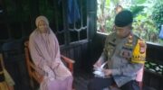 Kapolsek Pujananting IPTU Sahabuddin melakukan pendampingan dan kunjungan ke rumah warga ODGJ di Kecamatan Pujananting, Kabupaten Barru.