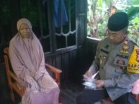 Kapolsek Pujananting IPTU Sahabuddin melakukan pendampingan dan kunjungan ke rumah warga ODGJ di Kecamatan Pujananting, Kabupaten Barru.