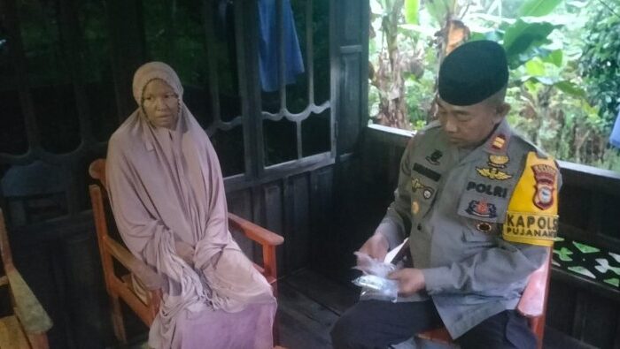 Kapolsek Pujananting IPTU Sahabuddin melakukan pendampingan dan kunjungan ke rumah warga ODGJ di Kecamatan Pujananting, Kabupaten Barru.