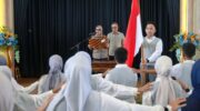 Bupati Barru Andi Ina Kartika Sari melantik Pengurus Forum Anak Colliq Pujie dan membuka Grand Final Duta Anak Kabupaten Barru Tahun 2026 di MPP Barru.