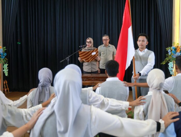 Bupati Barru Andi Ina Kartika Sari melantik Pengurus Forum Anak Colliq Pujie dan membuka Grand Final Duta Anak Kabupaten Barru Tahun 2026 di MPP Barru.