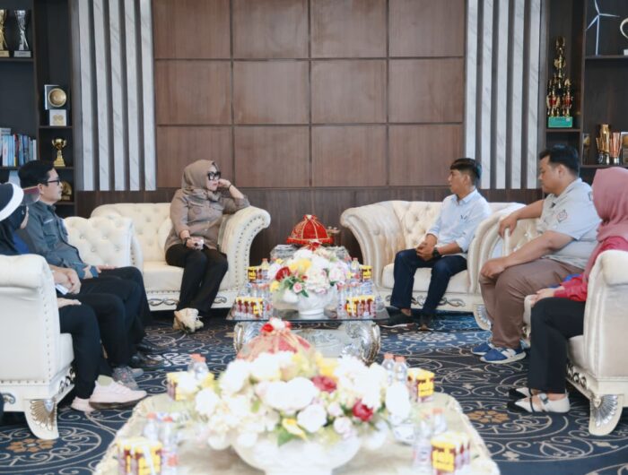 Bupati Barru Andi Ina Kartika Sari menerima jajaran Joyland Wahana Keluarga membahas rencana pembangunan wahana air portable di pusat Kota Barru.