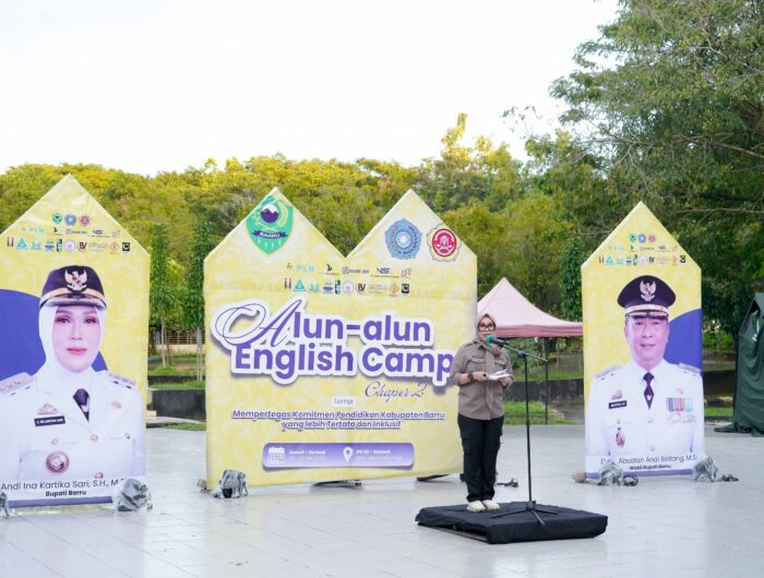 Bupati Barru Andi Ina Kartika Sari membuka kegiatan Alun-Alun English Camp Chapter 2 bersama ratusan pelajar di Alun-Alun Colliq Pujie Barru.