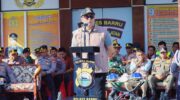 Wakil Bupati Barru Abustan A. Bintang memimpin apel pergeseran pasukan pengamanan TPS Pilkades Serentak 2026 di halaman Mapolres Barru.