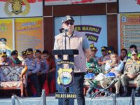 Wakil Bupati Barru Abustan A. Bintang memimpin apel pergeseran pasukan pengamanan TPS Pilkades Serentak 2026 di halaman Mapolres Barru.