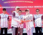 Bupati Barru Andi Ina Kartika Sari menerima Hasanuddin Law School Award pada puncak Dies Natalis ke-74 Fakultas Hukum Universitas Hasanuddin di Makassar.