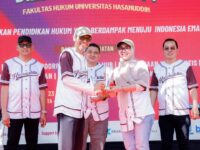 Bupati Barru Andi Ina Kartika Sari menerima Hasanuddin Law School Award pada puncak Dies Natalis ke-74 Fakultas Hukum Universitas Hasanuddin di Makassar.