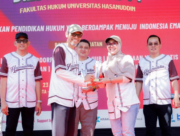 Bupati Barru Andi Ina Kartika Sari menerima Hasanuddin Law School Award pada puncak Dies Natalis ke-74 Fakultas Hukum Universitas Hasanuddin di Makassar.