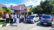 Wakil Bupati Barru Abustan A. Bintang melepas distribusi logistik Pilkades Serentak 2026 di halaman Kantor DPMDPPKB Kabupaten Barru dengan pengawalan aparat keamanan.