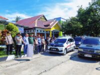 Wakil Bupati Barru Abustan A. Bintang melepas distribusi logistik Pilkades Serentak 2026 di halaman Kantor DPMDPPKB Kabupaten Barru dengan pengawalan aparat keamanan.