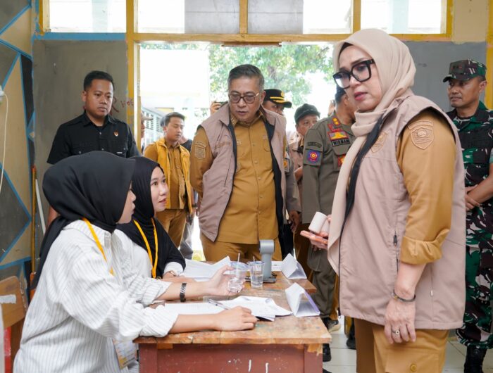 Bupati Barru Andi Ina Kartika Sari bersama Wakil Bupati dan Forkopimda meninjau pelaksanaan Pilkades Serentak 2026 di salah satu TPS di Kabupaten Barru.